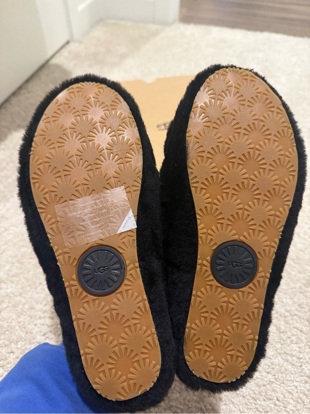 UGG Woman Black Faux-Shearling Slide Sandals with Logo Strap - Picture 4 of 5